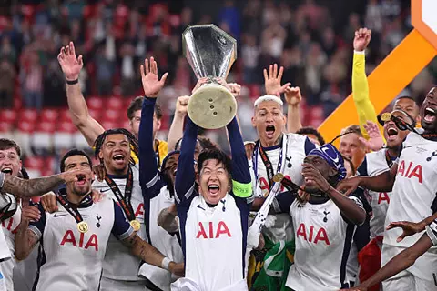 يويفا يعتذر بعد نفاد الميداليات خلال تتويج توتنهام بالدوري الأوروبي